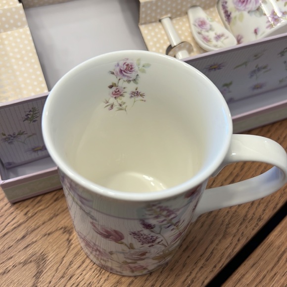 Delton Porcelain - Lavender rose mug and spoon set - Picture 4 of 5